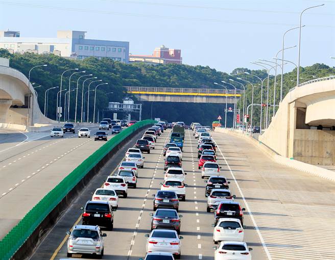 中秋连假第3天，20日傍晚国道3龙潭高原至大溪北上路段出现车潮，与南下车流稀疏形成强烈对比。(陈怡诚摄)