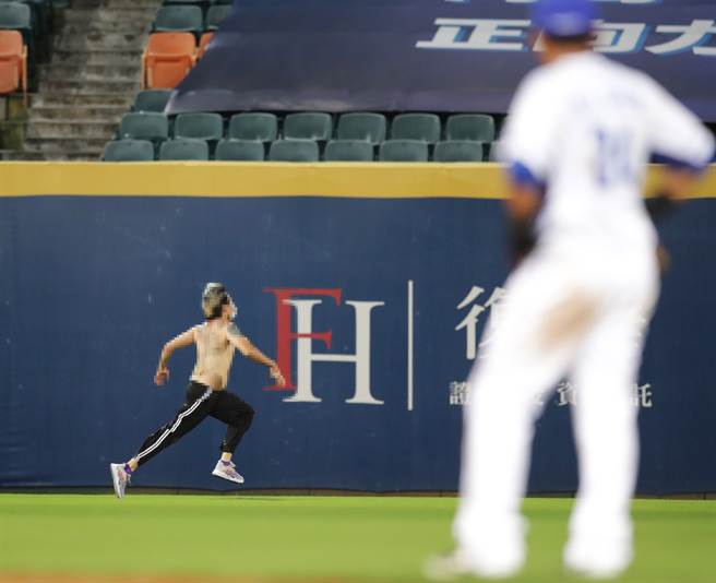 富邦悍将20日在新庄迎战乐天桃猿，比赛中有不明人士闯进球场。（季志翔摄）