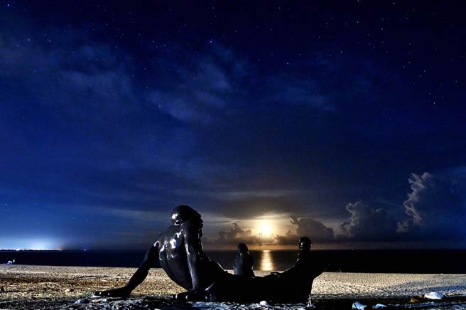 来自以色列的大脚丫巨人，首次台东过中秋节。（庄哲权摄）