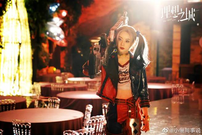 孫儷為新戲扮cos小丑女。（圖／取材自小儷同事說微博）