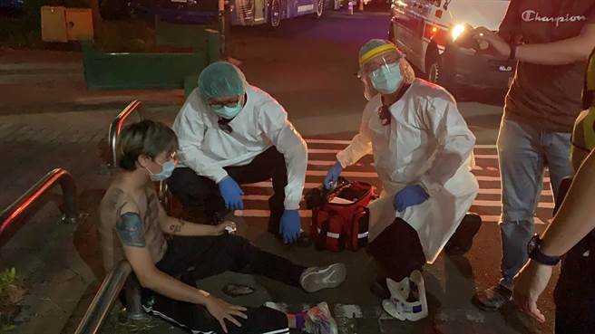 新北市新莊棒球場今（20日）富邦悍將對上樂天桃猿，下午6時許比賽進行中，網紅吃屎哥竟從三壘後方跳下球場，疑似腳部骨折，球賽因此中斷幾分鐘。（翻攝）