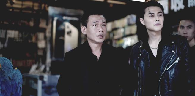 李康生（左）在《山中森林》飾演黑道老大，右為王子邱勝翊。（禾力文創提供）