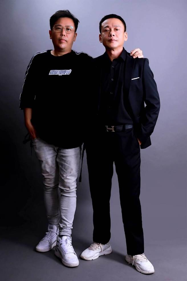 李康生（右）和《山中森林》導演姜寧祝大家中秋節快樂。（禾力文創提供）