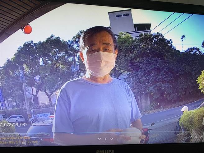 连姓男子对仁武九曲警方送回失物，惊讶之余，向警方道谢。（翻摄照片／林瑞益高雄传真）