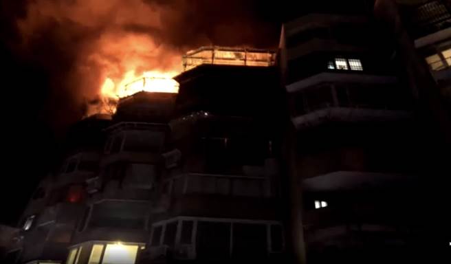 北投行义路一处连栋公寓晚间发生火警，警消在半小时后迅速扑灭无人受伤。（图／李文正翻摄）