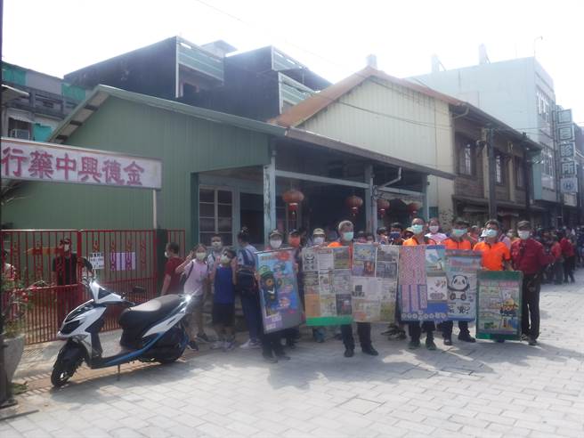 台南市政府消防局第一大队后壁分队到菁寮老街进行防火宣导。（读者提供／张毓翎台南传真）