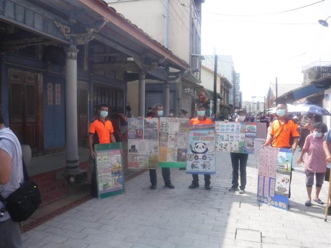 台南市政府消防局第一大队后壁分队到菁寮老街进行防火宣导。（读者提供／张毓翎台南传真）