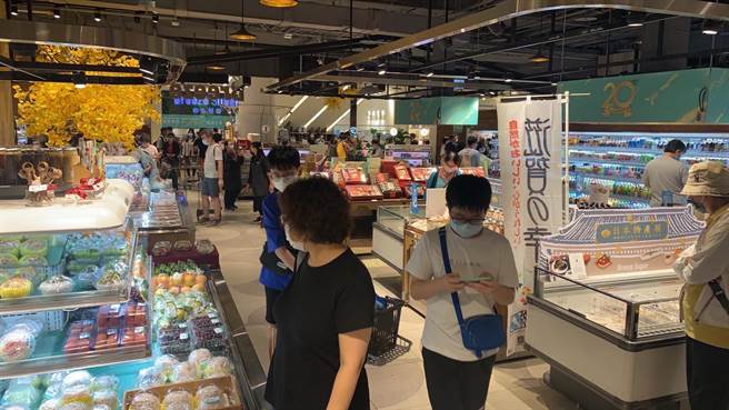 微風廣場賣場、超市湧現人潮 ，預估中秋連假業績成長逾5成。（微風提供）
