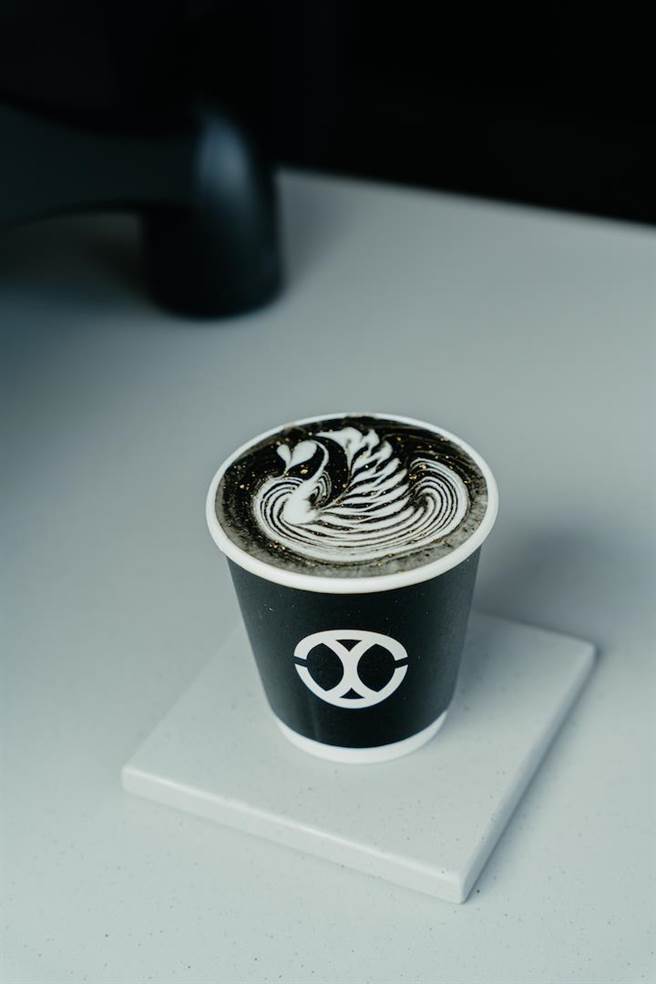 奢华金粉饮品Goldore Latte，250元。（CHLIV Jiufen提供）