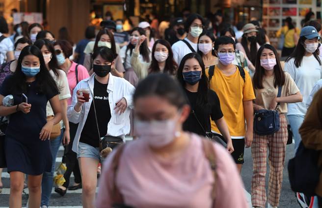 目前台湾已有三大Delta群聚案，医师透露Delta变异株5大最危险传染捷径，可1传8。(图/刘宗龙摄)