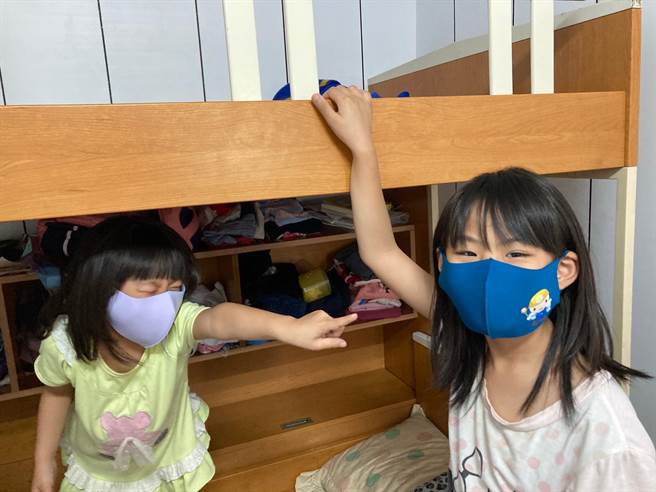 台南市政府将整理好的上、下舖双人床送到南投埔里案主家，其二位孙女好高兴。（台南市政府劳工局提供／张毓翎台南传真）