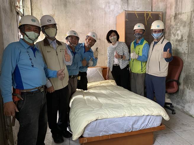 今年春节前，市府到安平区探视独居老人，并赠送床铺等家具。（台南市政府劳工局提供／张毓翎台南传真）