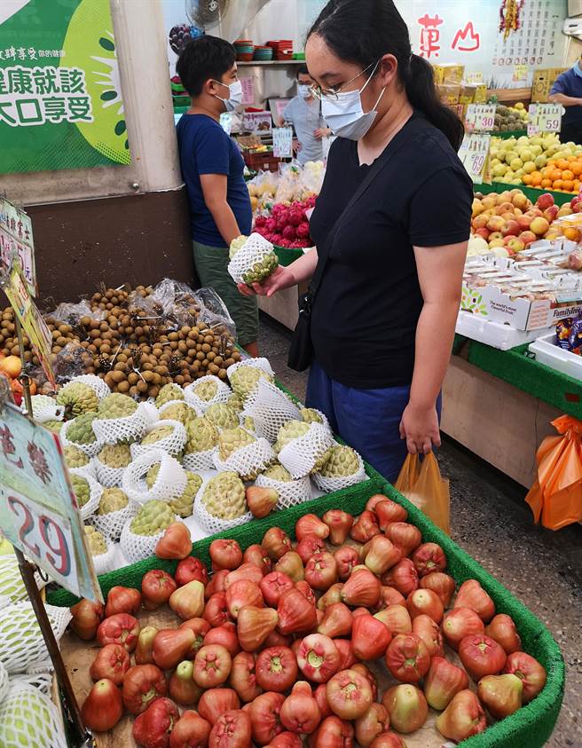 中国大陆海关发出公告，宣称今年多次在台湾进口的释迦、莲雾中验出有害的「大洋臀纹粉蚧」，20日起暂时输入中国大陆。以2019年为例，释迦、莲雾和凤梨出口到大陆总金额将近40亿，若大陆确定之后都不再进口这些水果，代表台湾每年会损失超过近40亿产值。20日民眾在坊间水果行选购释迦及莲雾。（陈君玮摄）