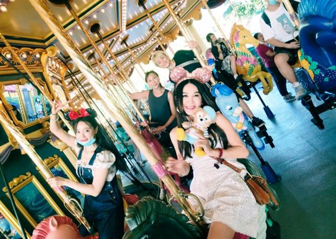 温碧霞和工作团队的人合照，状态好到让人以为是大学生。(图/ 摘自温碧霞微博)