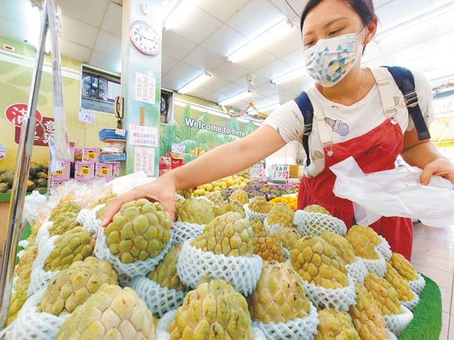 大陆海关总署19日宣布禁止台湾番荔枝（释迦）和莲雾输入大陆，恐对果农造成影响。图为民眾在坊间水果行选购大目释迦。（黄世麒摄）