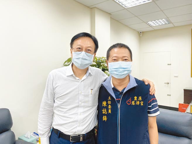 卓伯源中午到慈济宫参拜祈福台湾人民疫情平安，受到陈志锋主委热情支持。