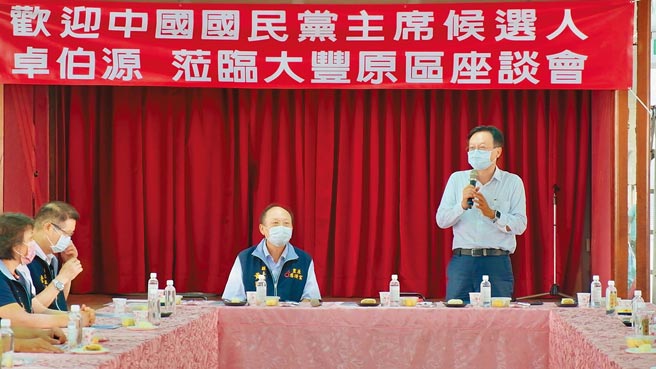 卓伯源中午到慈济宫参拜祈福台湾人民疫情平安，更邀请丰原区所有里长出席举行一个座谈会。