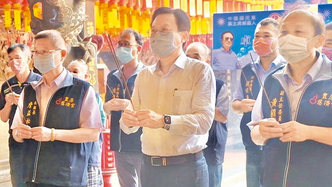 卓伯源中午到慈济宫参拜祈福台湾人民疫情平安。