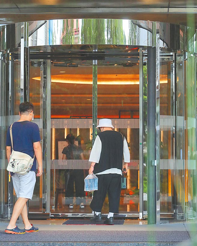 根据财政部资料库显示，以5、6月销售情况来看，住宿餐饮业最多掉3成。（刘宗龙摄）