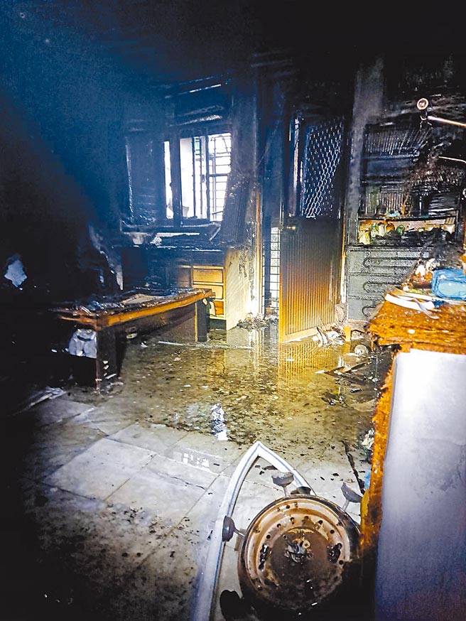 高雄市鳥松區一棟透天厝19日清晨5時許發生大火，造成1死2傷。圖為火警現場。（翻攝照片／林瑞益高雄傳真）