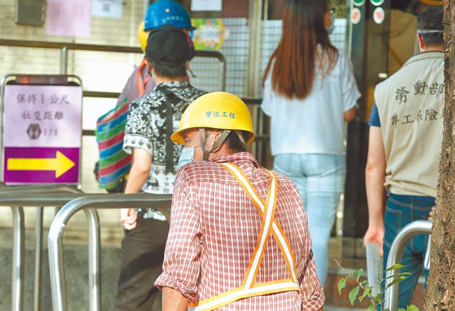 当被保险人有15年劳保年资、且遭资遣时，可以申请继续参加劳工保险普通事故保险。（粘耿豪摄）