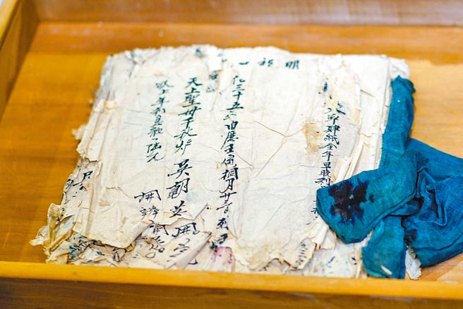 有百年歷史的湄洲天上聖母神明會會簿19日捐贈給宜蘭縣史館典藏，未來將以數位形式呈現。（李忠一攝）