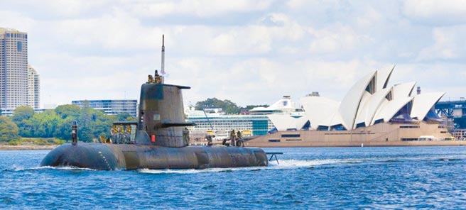 澳洲皇家海军传统动力潜舰西恩号（SSG-77）从雪梨歌剧院前经过。为了抗衡中国，澳洲将与英国和美国合作建造核子动力潜舰。（摘自澳洲皇家海军官网）