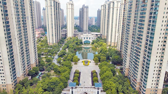 恒大财富已经启动实物资产兑付，将住宅、公寓、商铺和车位等打折兑付给内部投资者。图为大陆安徽六安的恒大御景湾小区。（新华社）