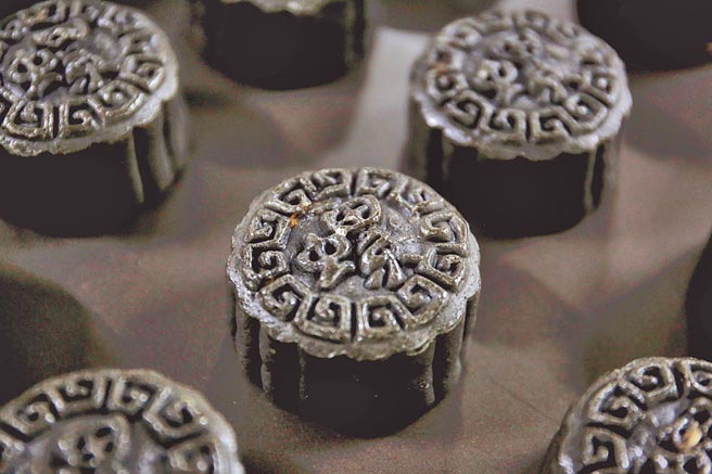 大陆广西柳州市一家烘焙企业推出暗黑色的螺蛳粉月饼，一时成为网红月饼。（中新社）