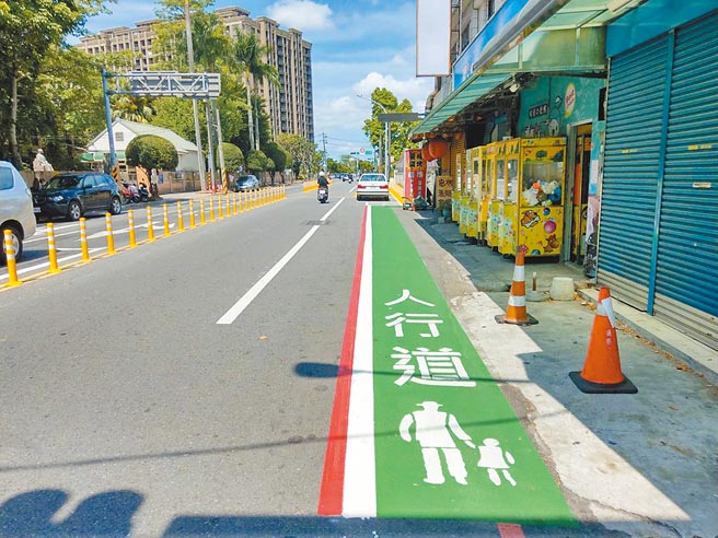 桃园市八德国小校外增设标线型人行道。（桃园市政府教育局提供／陈梦茹桃园传真）