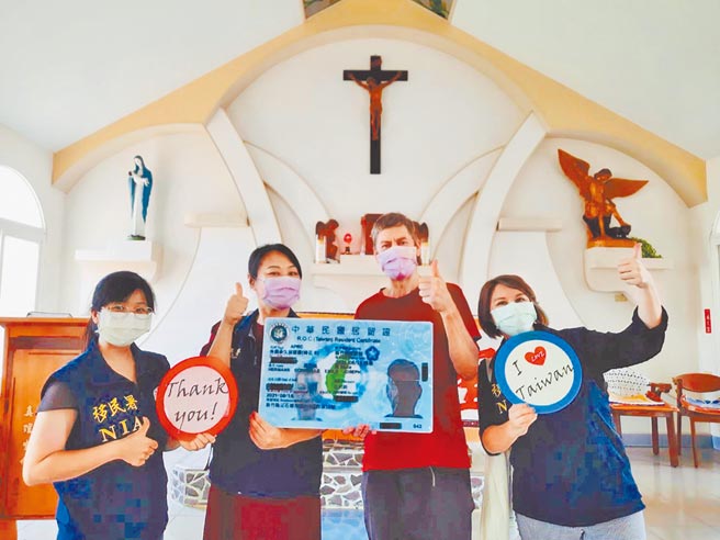 高立良神父（右二）長期在新竹縣偏鄉服務，在中秋節前夕獲得梅花卡，也十分開心。（移民署新竹縣服務站提供／莊旻靜新竹傳真）