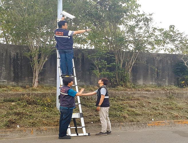 环保局为抓不肖业者非法弃置废弃物，加强热区远端影像监控装置。（台中市政府提供／陈世宗台中传真）