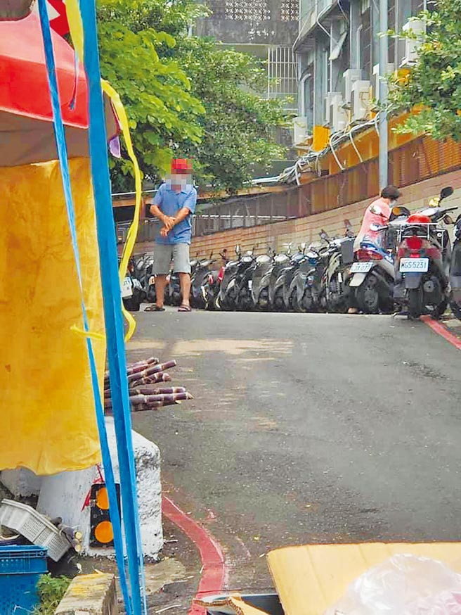 網友發文指自己女兒遭戴橘紅宮廟帽、著短袖衣物的男子偷抱，幸自己發現出聲阻止，對方慌亂中棄車拔腿逃逸。（摘自臉書社團《潭子大聯盟》）