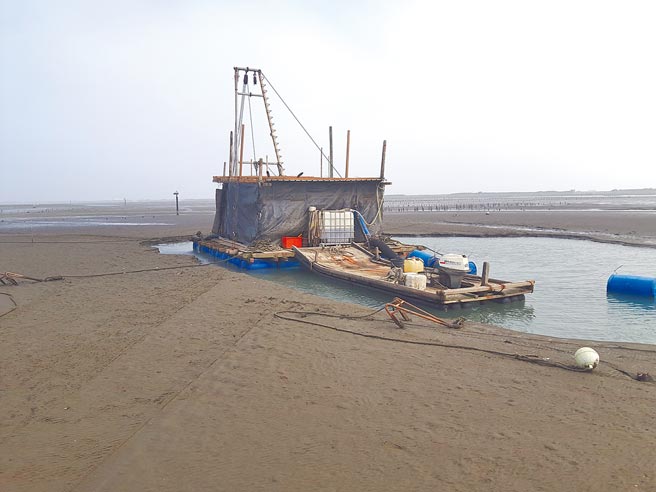 台南市政府水利局在七股舄湖内执行抽砂疏浚作业。（台南市政府水利局提供／张毓翎台南传真）