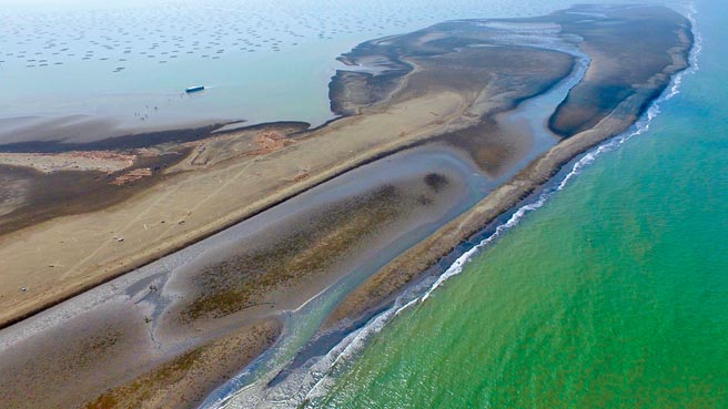 外伞顶洲大部分面积都在嘉义外海一带，如今因外伞顶洲漂沙、变小状况不断恶化，嘉义沿海牡蛎养殖产首当其衝。（蔡易余办公室提供／吕妍庭嘉义传真）