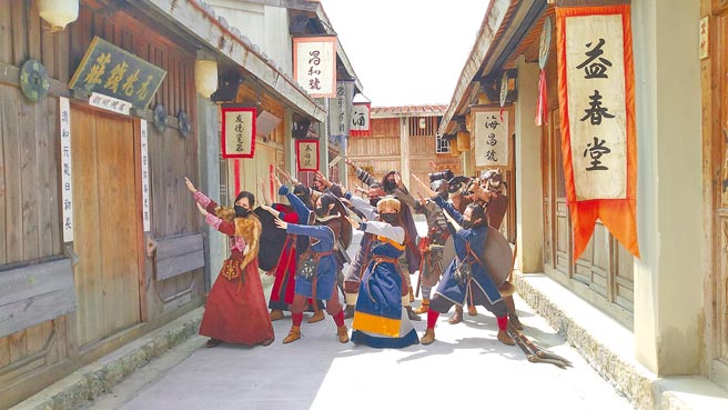 台南市岸内糖厂影视基地开放后，许多民眾穿着各式古装服来共襄盛举。（张毓翎摄）