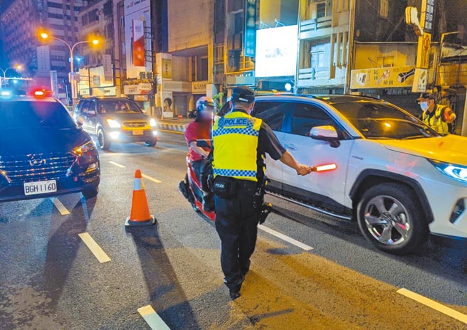 台南市中秋连假酒驾案件较去年每日平均件数暴增3倍，警方将持续执行取缔勤务，呼吁饮酒不开车。（读者提供／程炳璋台南传真）