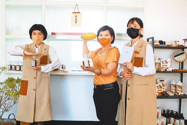 屏东县植萃文化发展协会将閒置20年的旧卫生室打造成「泗林卫生室」，成为在地游客中心及推广可可产业的行销据点。（谢佳潾摄）