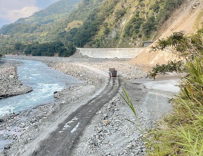 南横公路梅兰明隧道东洞口路段于9月13日发生土石崩塌，造成交通中断。交通部公路总局第三区养护工程处于19日打通溪底便道，方便民眾中秋返乡。（三工处提供／林瑞益高雄传真）