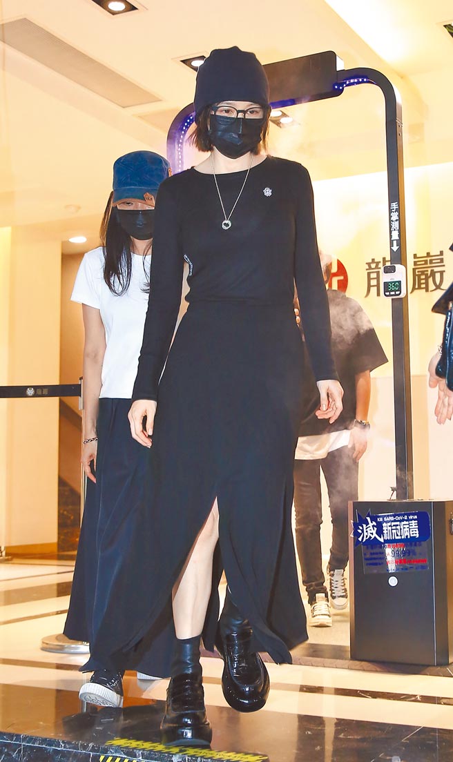 徐若瑄昨快闪灵堂送龙劭华最后一程。（陈俊吉摄）