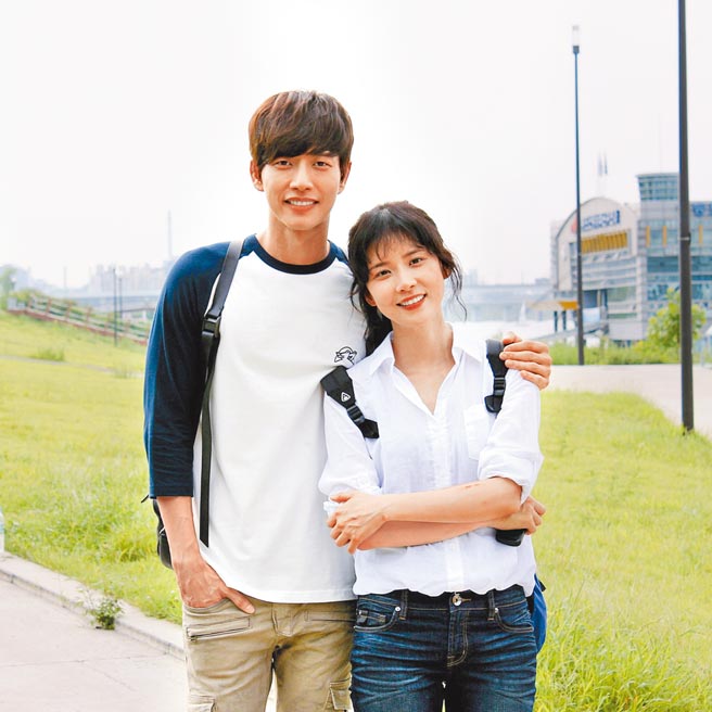 李宝英（右）与朴海镇饰演一对双胞胎。（中天娱乐台提供）