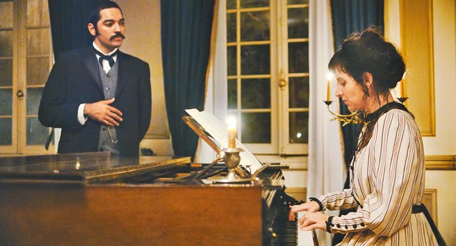 湯瑪斯艾奎諾（左）演出性向成謎的貴族「愛德華」，成功拿下巴西格拉馬杜影展最佳男配角。（海鵬影業提供）