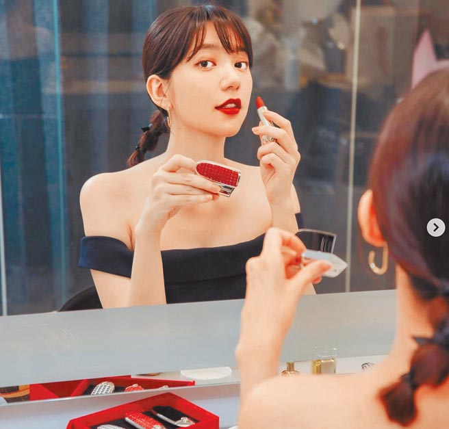 女星郭雪芙在社群分享嬌蘭產品，獨愛紅寶之吻高訂的紅絲絨脣膏。（翻攝自郭雪芙IG@aohsuehfu）