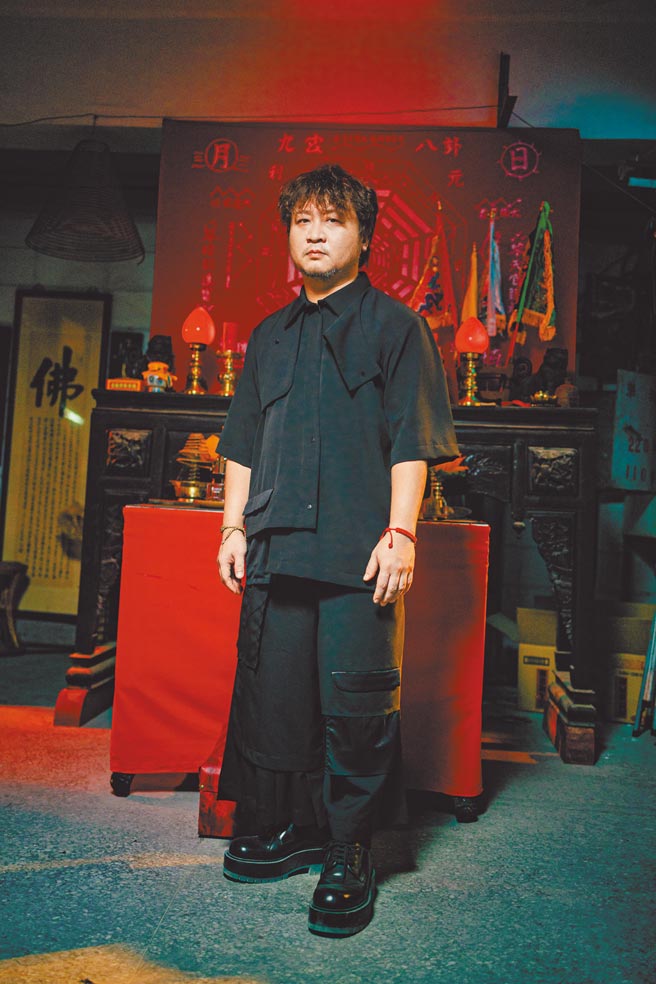 纳豆于INF 2022秋冬系列时尚微电影饰演传统信仰师父。（INF提供）