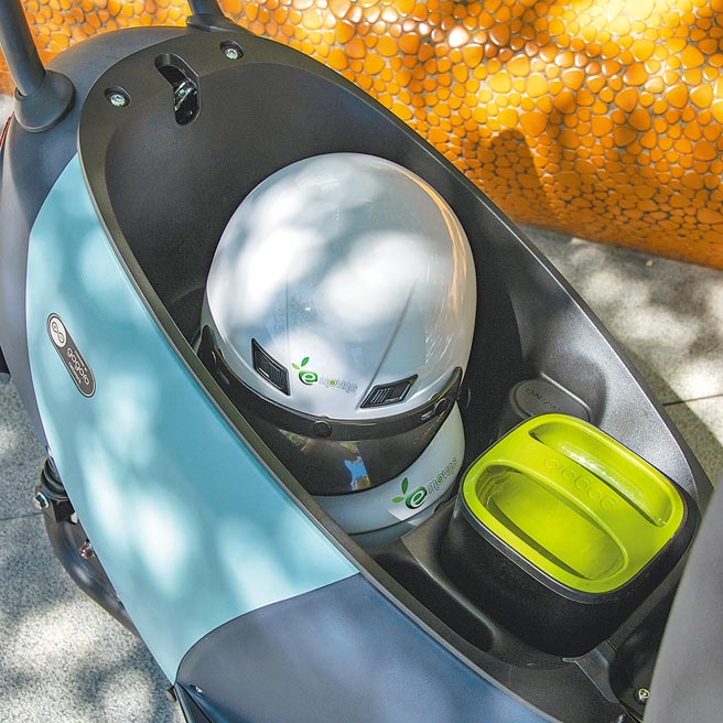 21.6L后车箱可放置2顶半罩安全帽。（陈大任摄）