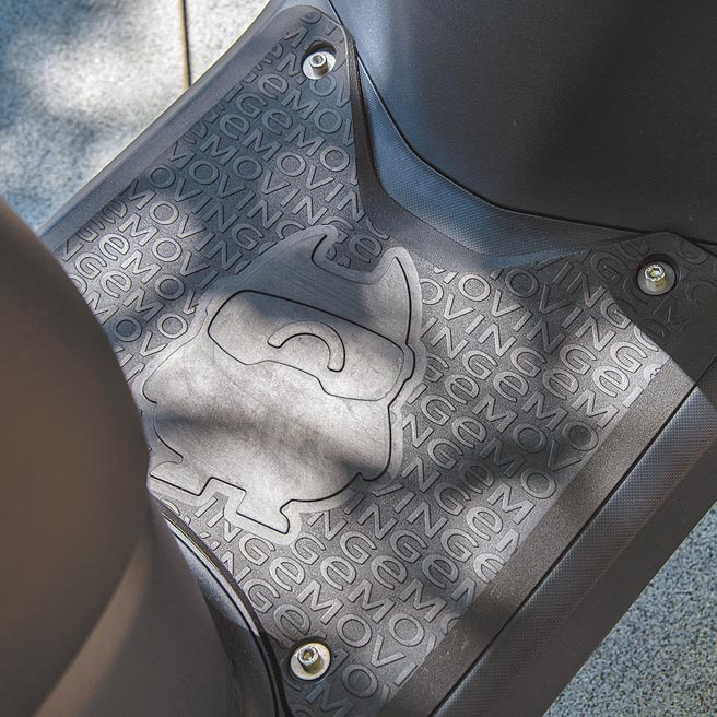 e-mu造型专属脚踏垫。（陈大任摄）