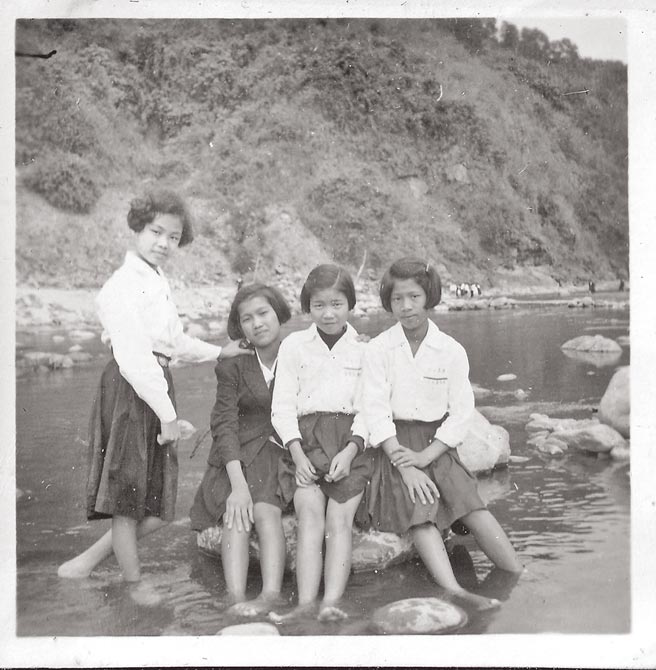 初一时学校办郊游去三地门，玩在一起的四人，本省、外省籍各半。（锺玲提供）