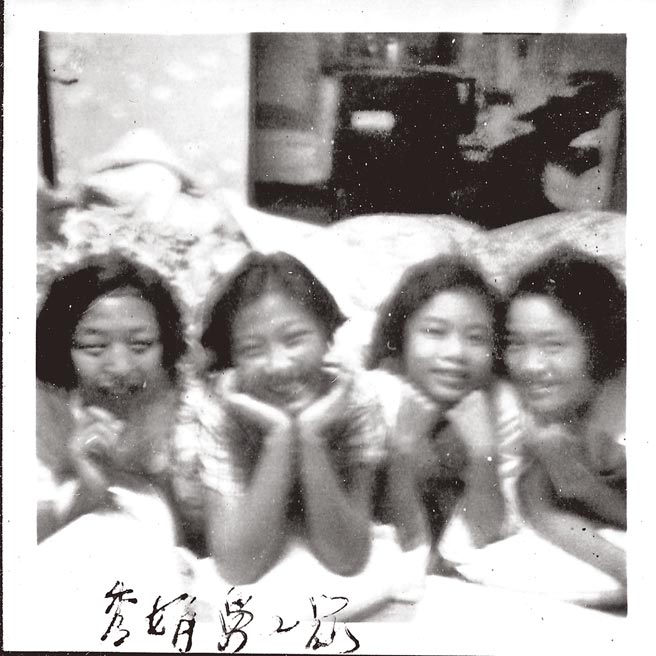 到本省同学秀娟（左二）舅舅的家过夜，睡塌塌米。（锺玲提供）