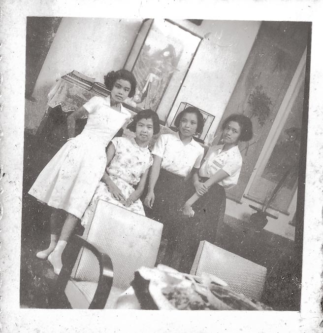 初三云娥（左二）过生日，锺玲（左一）到她家用餐，三位都是医生女儿。（锺玲提供）