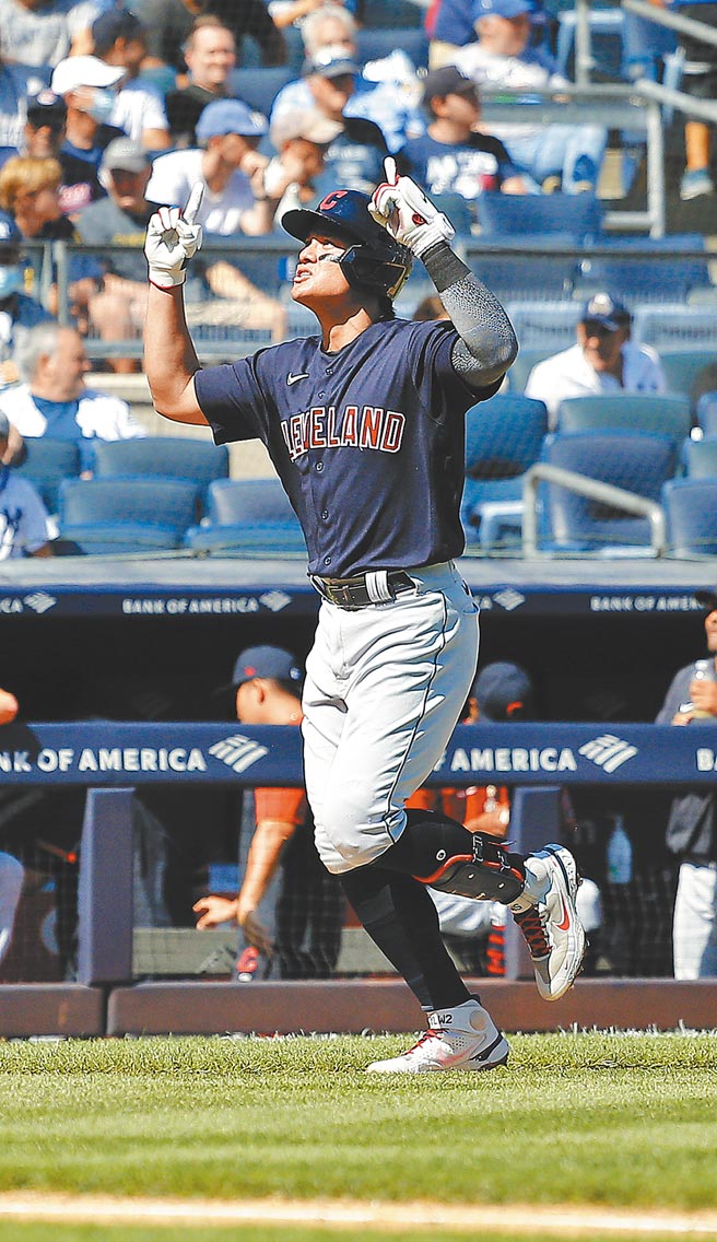 張育成昨在2局敲出陽春全壘打。（路透）